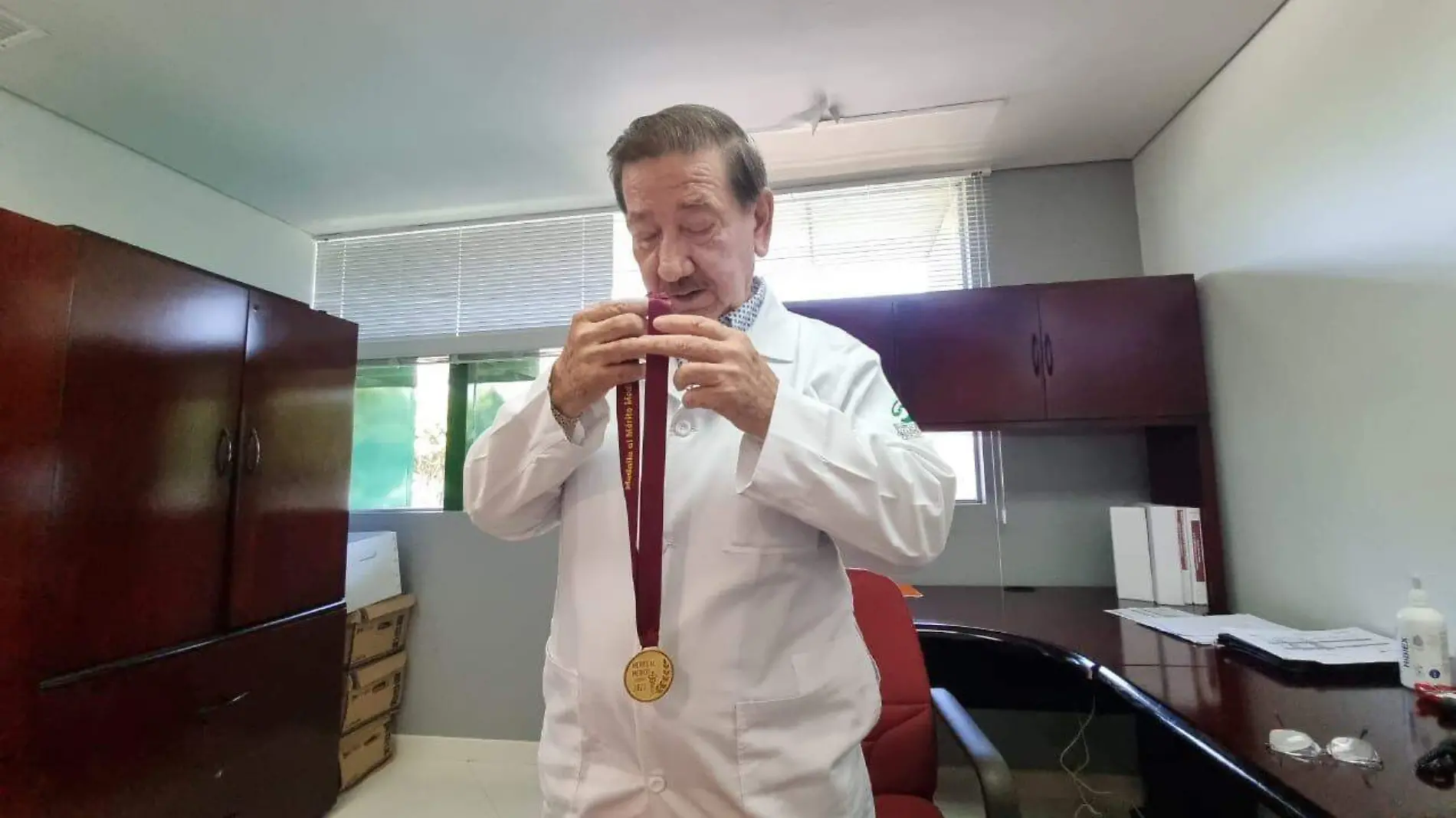 Dr. José Trinidad Aceves con su medalla